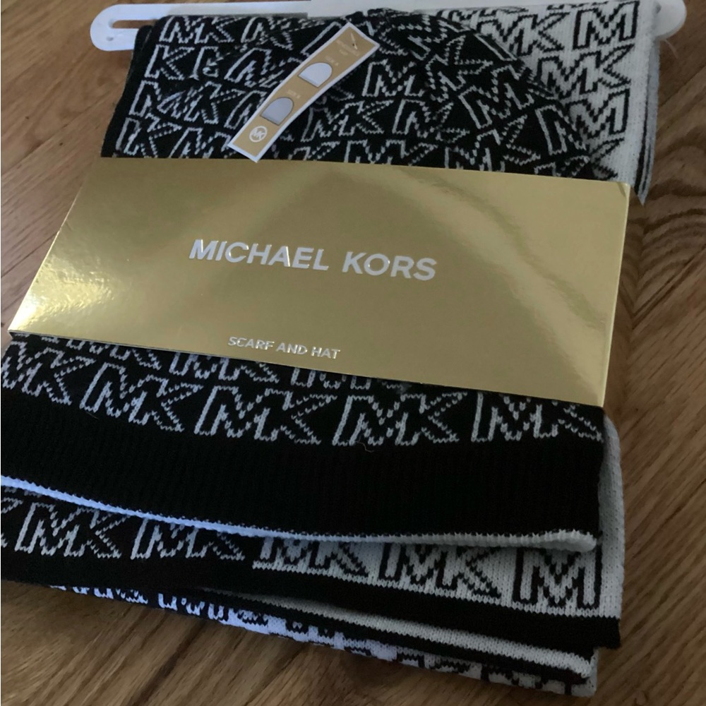 Michael Kors Split Logo Scarf Beanie Bellyband Set
